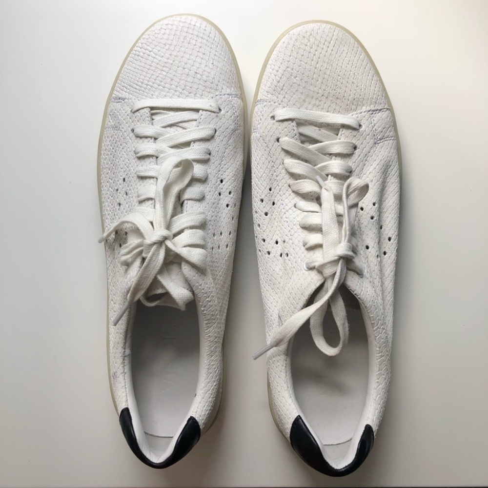 Vince unisex sneakers. EUC
